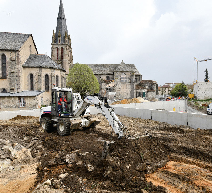 Les aménagements paysagers et la mise en valeur du site des vestiges du cloître de Saint-Géraud avancent à grands pas.